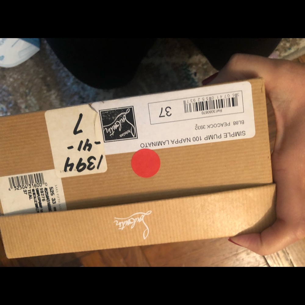 Simple pump from Louboutin. Box and dust bag included - Picture 6 of 9